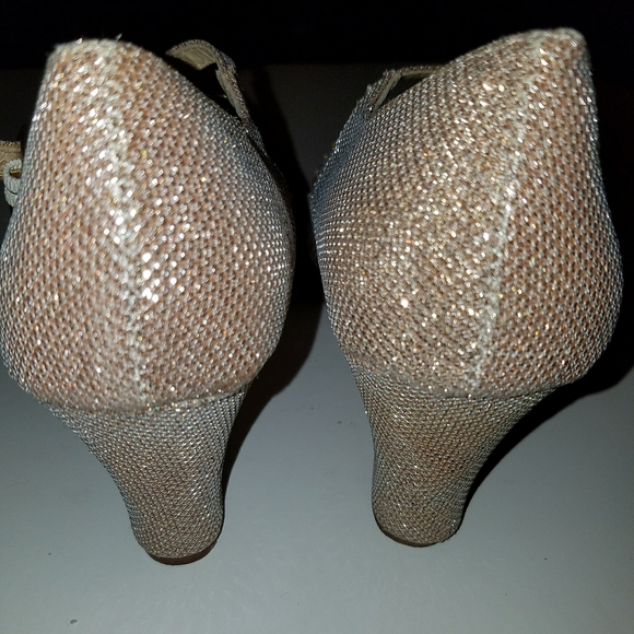 😊♡Stylnxe, size 9, womens wedge shiney gold tone - Picture 5 of 7